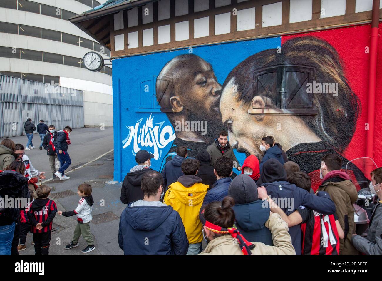 Italia. 21 Feb 2021. Milano, gli ultra milanesi riempiono la piazza davanti alla storica curva sud in occasione del campionato derby Editorial Usage Only Credit: Independent Photo Agency/Alamy Live News Foto Stock