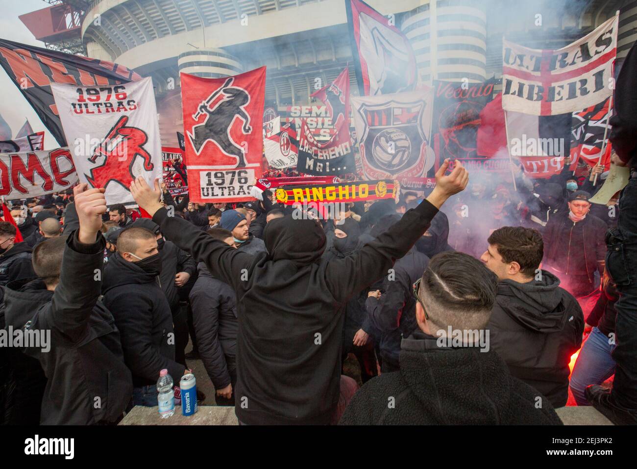 Italia. 21 Feb 2021. Milano, gli ultra milanesi riempiono la piazza davanti alla storica curva sud in occasione del campionato derby Editorial Usage Only Credit: Independent Photo Agency/Alamy Live News Foto Stock