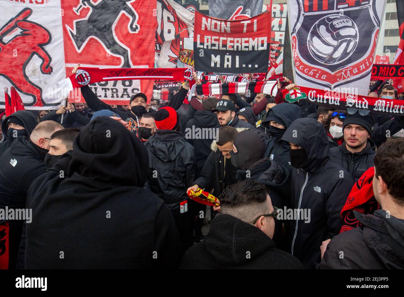 Italia. 21 Feb 2021. Milano, gli ultra milanesi riempiono la piazza davanti alla storica curva sud in occasione del campionato derby Editorial Usage Only Credit: Independent Photo Agency/Alamy Live News Foto Stock