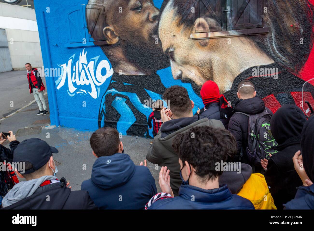 Italia. 21 Feb 2021. 2/21/2021 - Milano, i fan ultra milanesi riempiono la piazza di fronte alla storica curva sud in occasione del campionato derby Editorial Usage Only (Photo by IPA/Sipa USA) Credit: Sipa USA/Alamy Live News Foto Stock