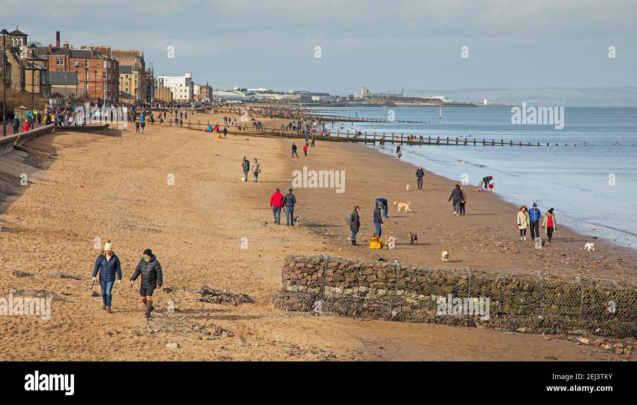 Portobello, Edimburgo, Scozia, tempo britannico, 21 febbraio 2021. Soleggiato al mare, la gente fuori godendo il tempo leggermente più mite di 10 gradi prima di mezzogiorno. Foto Stock