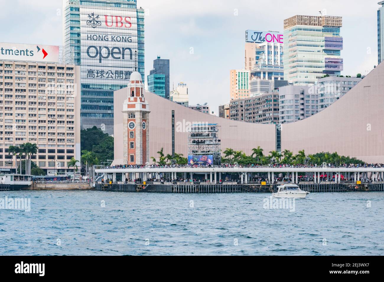 Hong Kong, Cina - 11 dicembre 2016: Paesaggio urbano dal porto di Hong Kong all'ora del giorno. Foto Stock