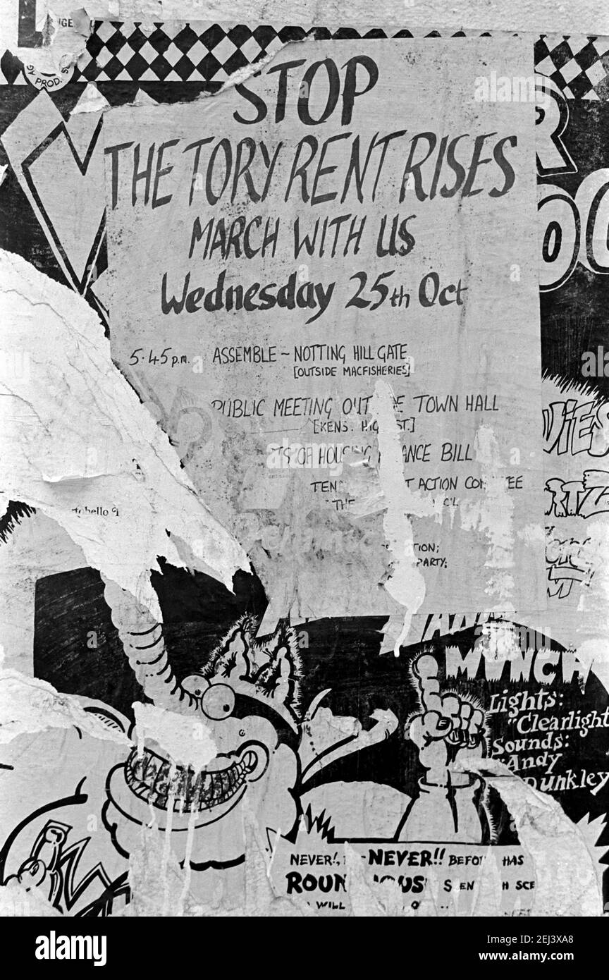 UK, West London, Notting Hill, 1973. Rundown e faticosamente grandi case a quattro piani stanno iniziando ad essere restaurate e ridecorate. Questo flyposter dice "top Tory Rent aumenta - marzo con noi". Foto Stock