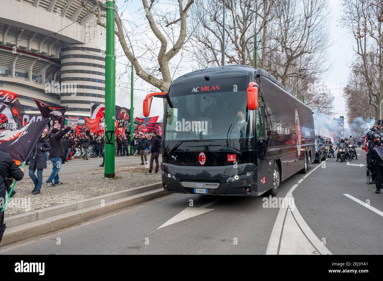 Italia. 21 Feb 2021. Milano, gli ultra milanesi riempiono la piazza davanti alla storica curva sud in occasione del campionato derby. Credito solo per uso editoriale: Agenzia fotografica indipendente/Alamy Live News Foto Stock