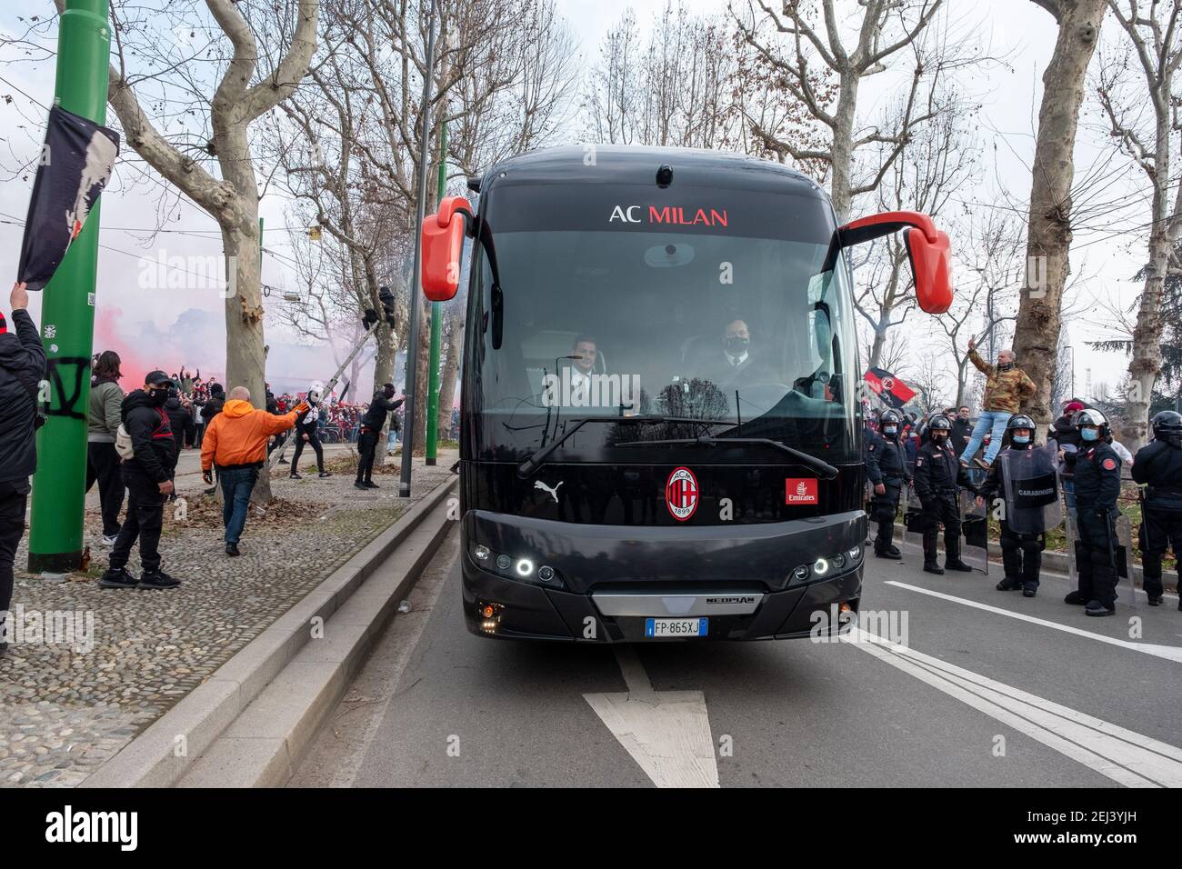 Italia. 21 Feb 2021. 2/21/2021 - Milano, i tifosi ultra milanesi riempiono la piazza di fronte alla storica curva sud in occasione del campionato derby. Solo per uso editoriale (Foto di IPA/Sipa USA) credito: Sipa USA/Alamy Live News Foto Stock