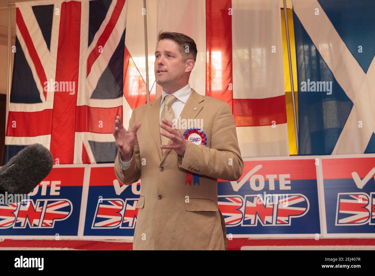 Richard Barnbrook BNP, candidato Mayoral di Londra e leader dell'opposizione su Barking e Dagenham Borough Council, ha parlato alle conferenze stampa per lanciare la campagna del British Nationalist Party (BNP) per l'elezione del London Mayoral and Great London Authority (GLA) 2008. The Eastbrook Public House, 835 Dagenham Road, Londra, Regno Unito. 12 Apr 2008 Foto Stock