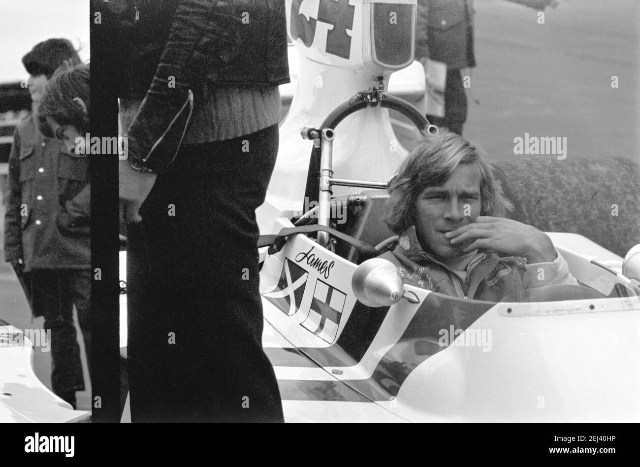 Il pilota di F1 James Hunt si è seduto in macchina a Silverstone Circuito 12/04/1975 Foto Stock