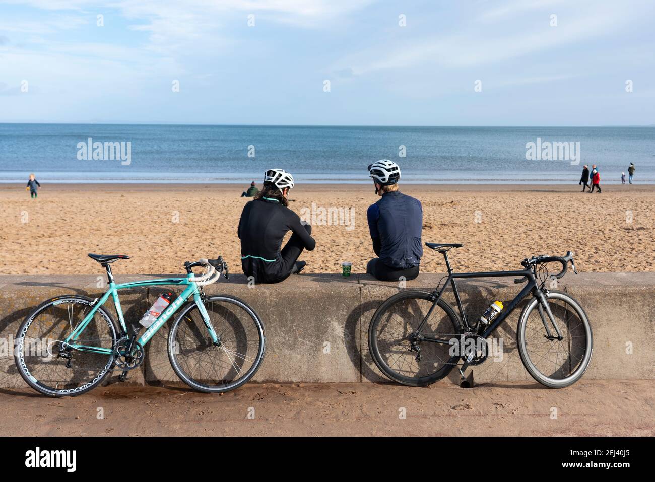 Portobello, Scozia, Regno Unito. 21 Feb 2021. Dopo giorni di pioggia sole e temperature mite ha portato folla di persone alla spiaggia e lungomare di Portobello oggi. Iain Masterton/Alamy Live News Foto Stock