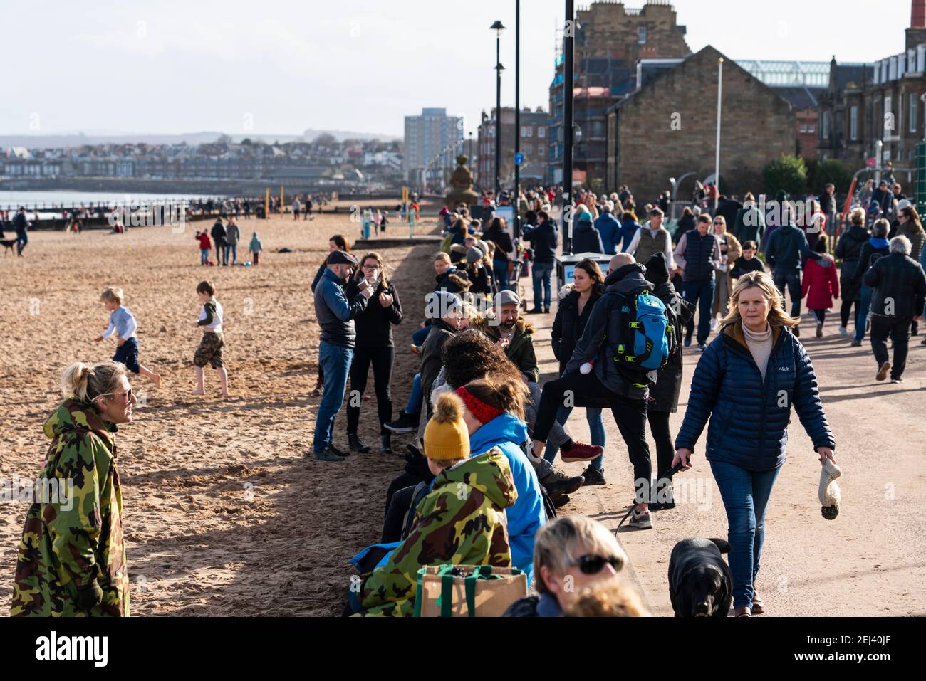 Portobello, Scozia, Regno Unito. 21 Feb 2021. Dopo giorni di pioggia sole e temperature mite ha portato folla di persone alla spiaggia e lungomare di Portobello oggi. Iain Masterton/Alamy Live News Foto Stock