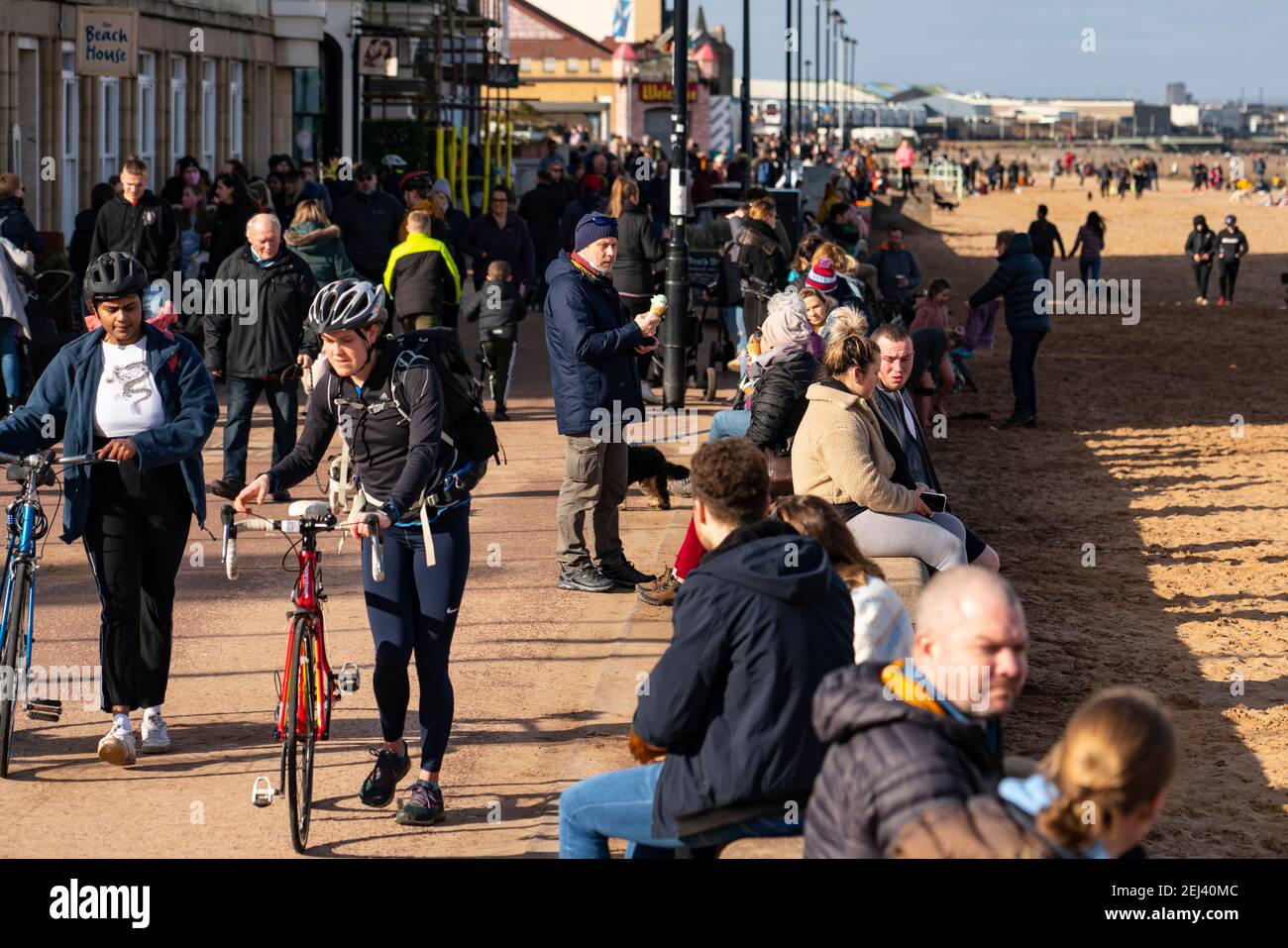 Portobello, Scozia, Regno Unito. 21 Feb 2021. Dopo giorni di pioggia sole e temperature mite ha portato folla di persone alla spiaggia e lungomare di Portobello oggi. Iain Masterton/Alamy Live News Foto Stock