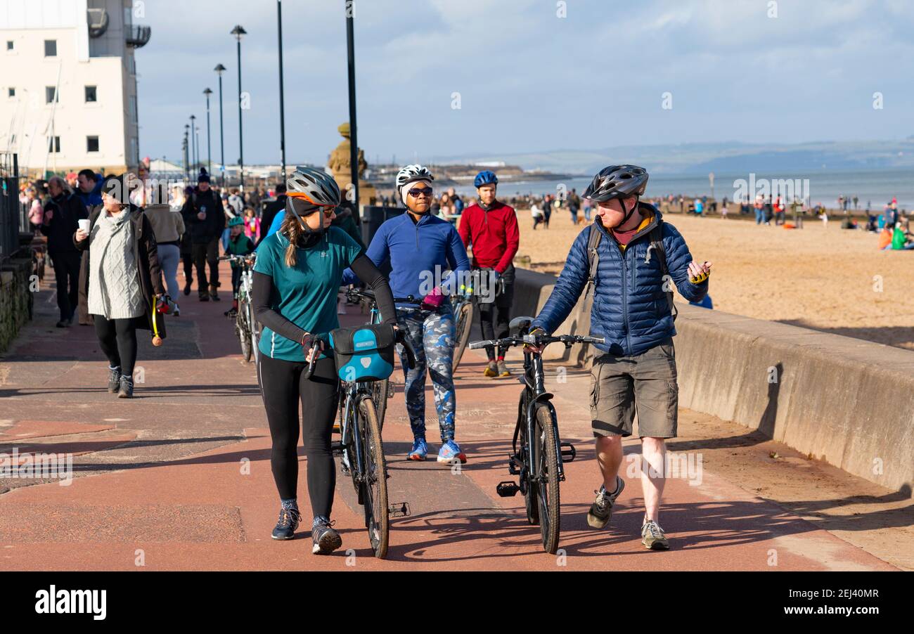 Portobello, Scozia, Regno Unito. 21 Feb 2021. Dopo giorni di pioggia sole e temperature mite ha portato folla di persone alla spiaggia e lungomare di Portobello oggi. Iain Masterton/Alamy Live News Foto Stock