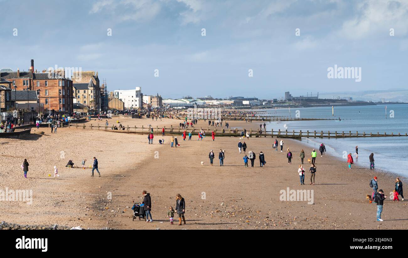 Portobello, Scozia, Regno Unito. 21 Feb 2021. Dopo giorni di pioggia sole e temperature mite ha portato folla di persone alla spiaggia e lungomare di Portobello oggi. Iain Masterton/Alamy Live News Foto Stock