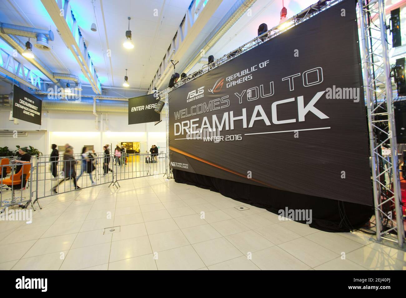 Jönköping, SVEZIA - 24 NOVEMBRE 2016: Molti computer e partecipanti durante l'inverno 2016 di Dreamhack. Foto Stock