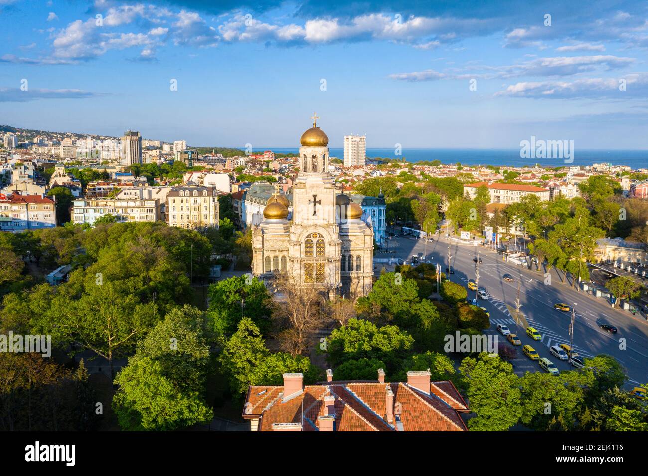 Veduta aerea della Dormizione della Cattedrale di Theotokos a Varna, Bulgaria Foto Stock