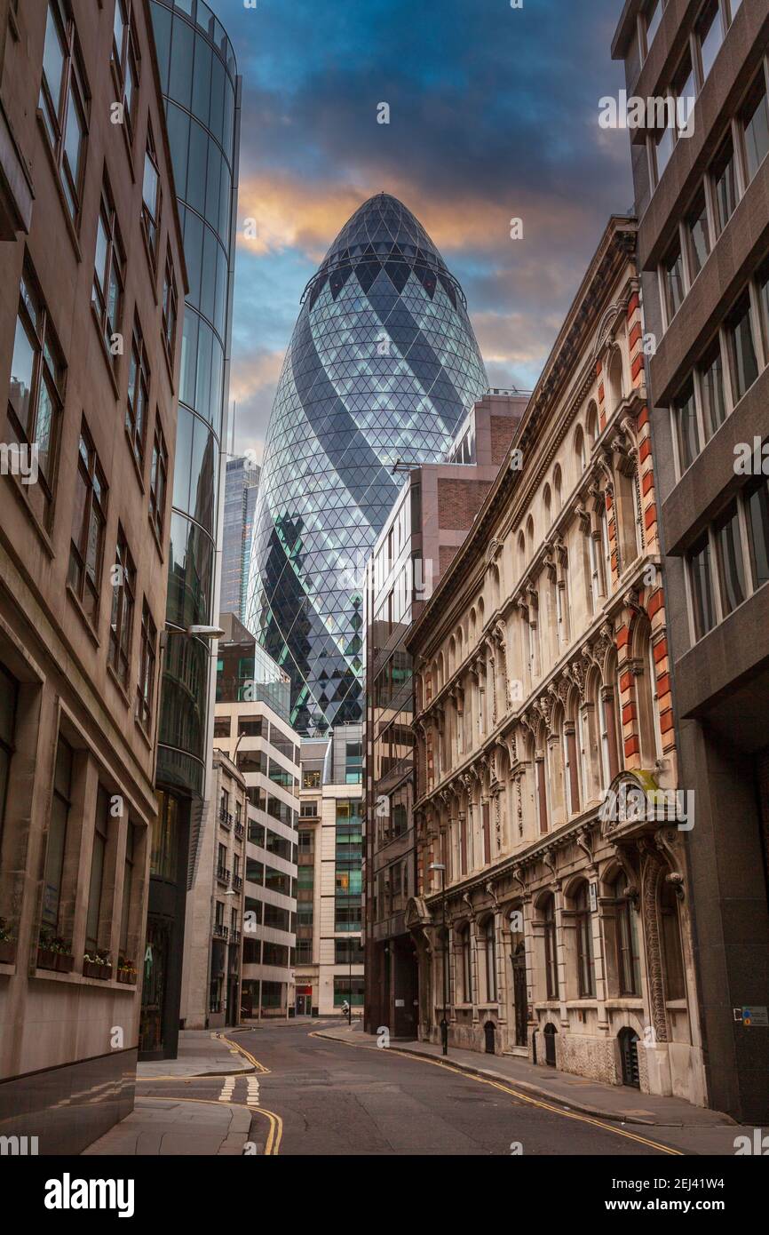 Il Gherkin guardando lungo Leadenhall Street, Londra, Inghilterra Foto Stock