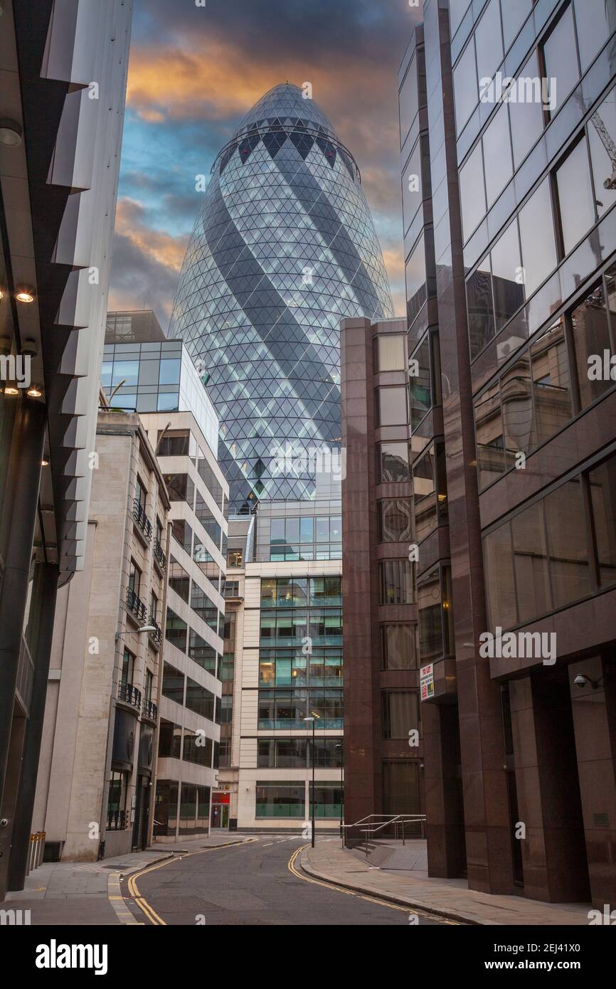 Il Gherkin guardando lungo Leadenhall Street, Londra, Inghilterra Foto Stock