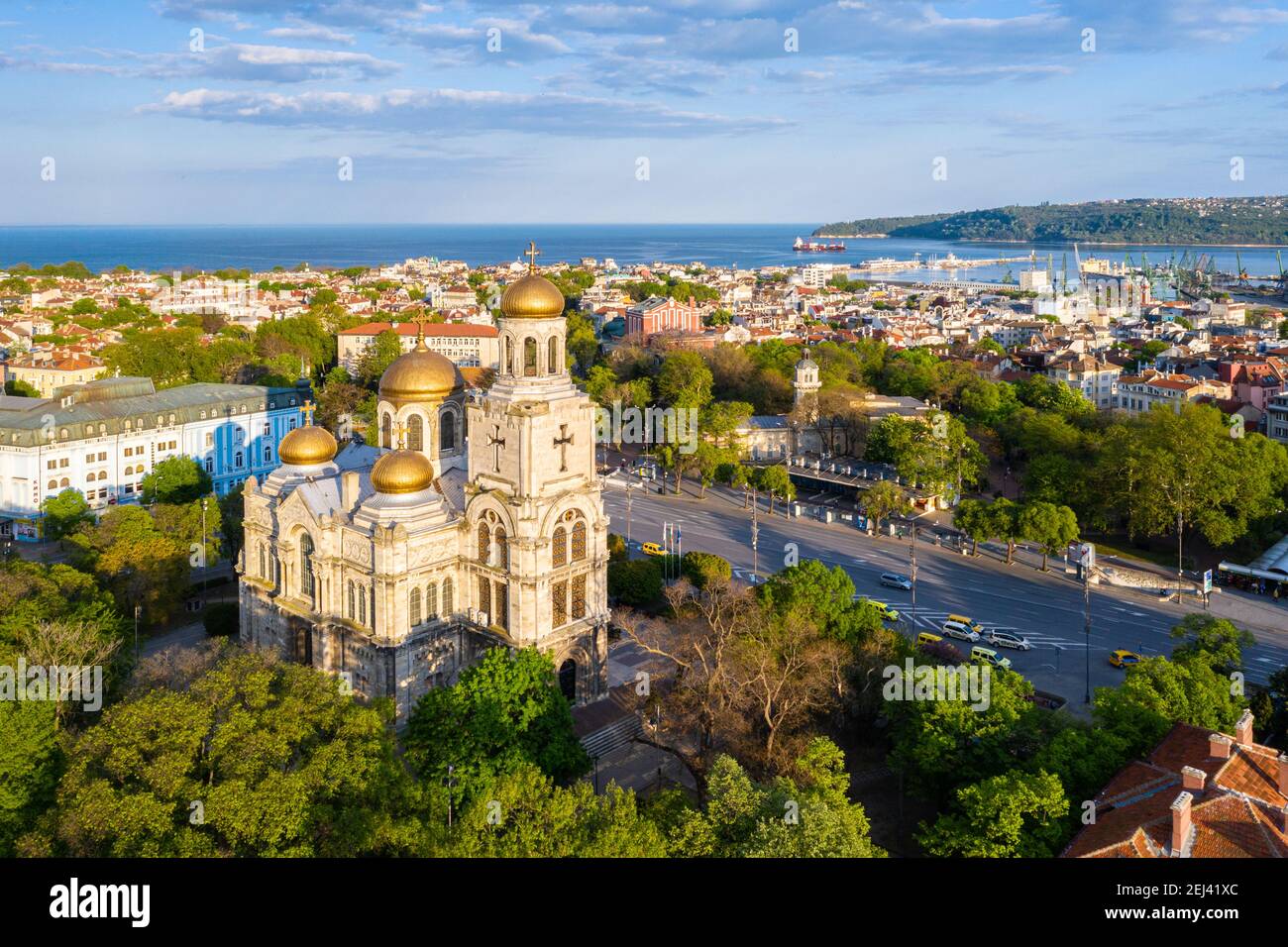 Veduta aerea della Dormizione della Cattedrale di Theotokos a Varna, Bulgaria Foto Stock
