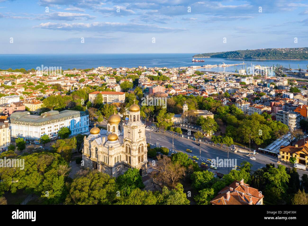 Veduta aerea della Dormizione della Cattedrale di Theotokos a Varna, Bulgaria Foto Stock