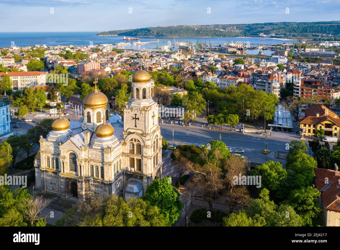 Veduta aerea della Dormizione della Cattedrale di Theotokos a Varna, Bulgaria Foto Stock