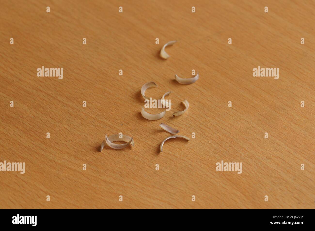 Unghie del dito sul tavolo Foto Stock