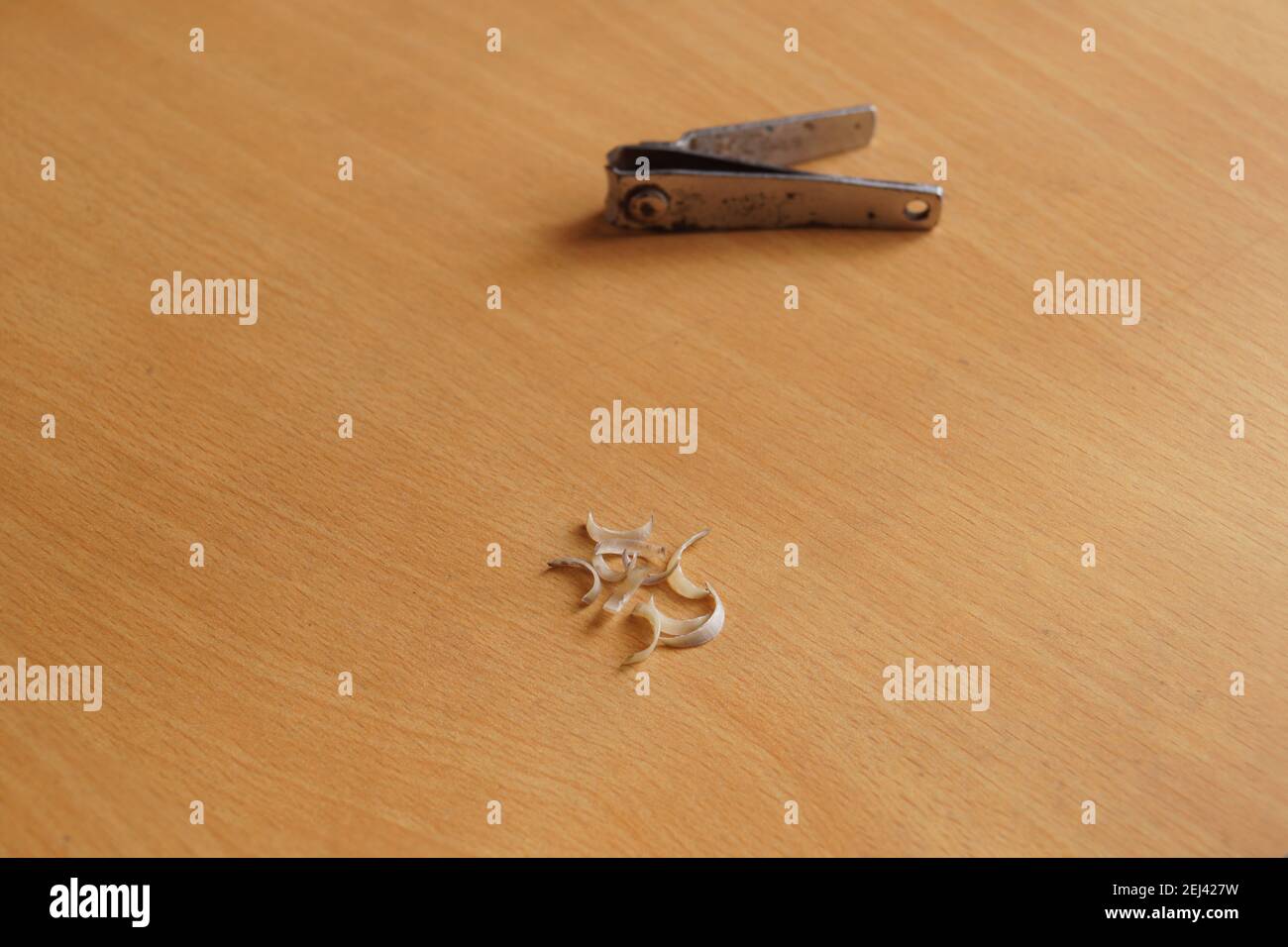 Unghie del dito sul tavolo Foto Stock