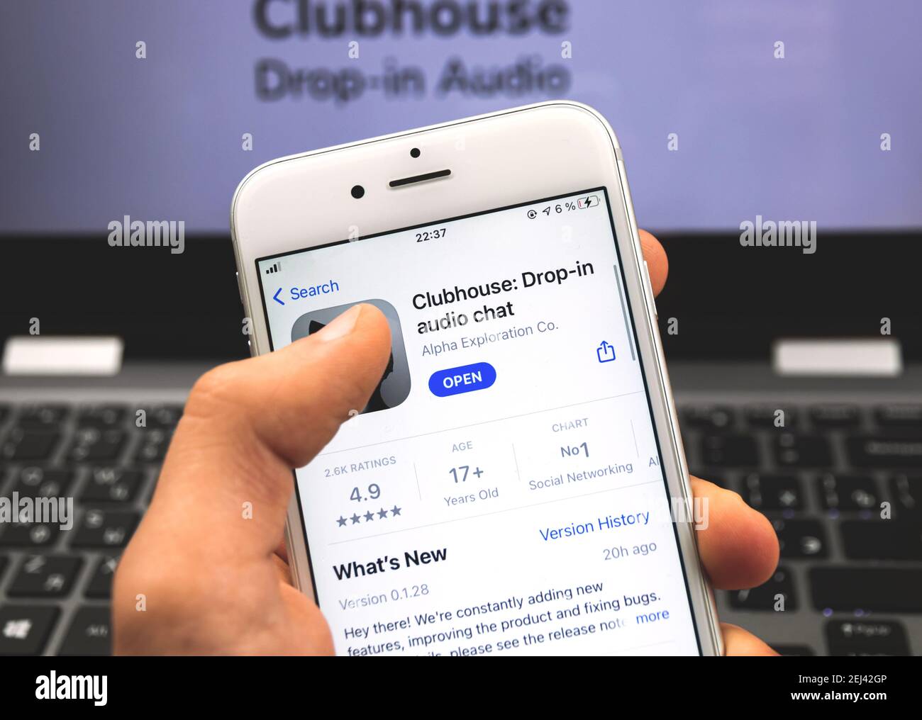 Kharkov, Ucraina - 21 febbraio 2021: Visualizzazione applicazione clubhouse su smartphone Apple iPhone, foto Foto Stock
