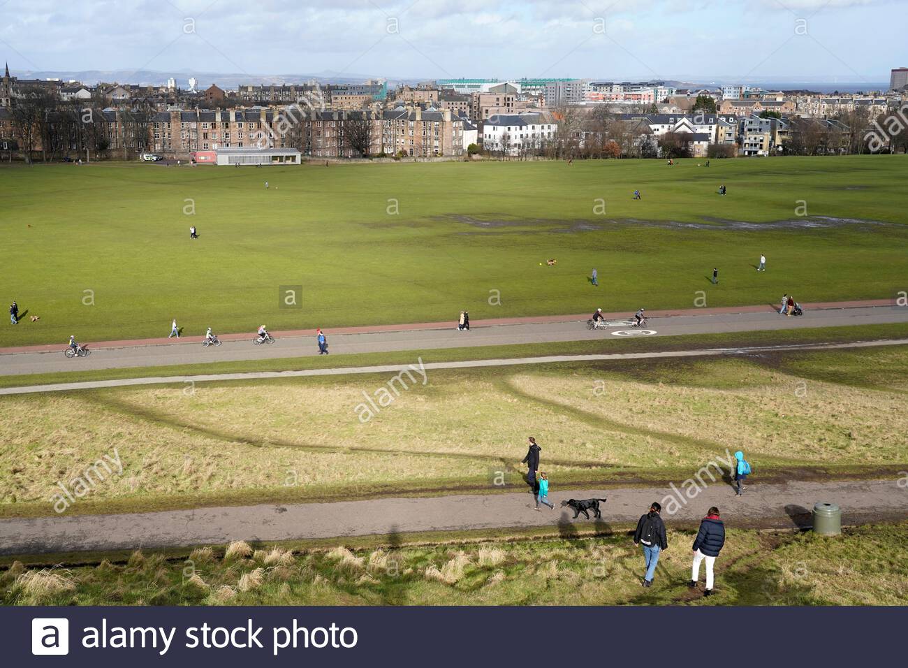 Edimburgo, Scozia, Regno Unito. 21 Feb 2021. Le persone che si godono il sole e all'aperto in Holyrood Park e Queens Drive. Credit: Craig Brown/Alamy Live News Foto Stock