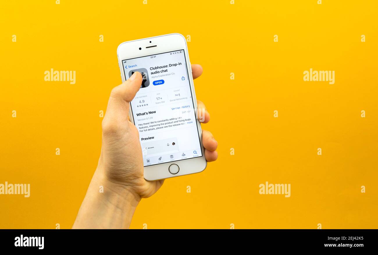 Kharkov, Ucraina - 21 febbraio 2021: Mani tiene smartphone con Clubhouse su un Apple iPhone, isolato, copia spazio foto Foto Stock