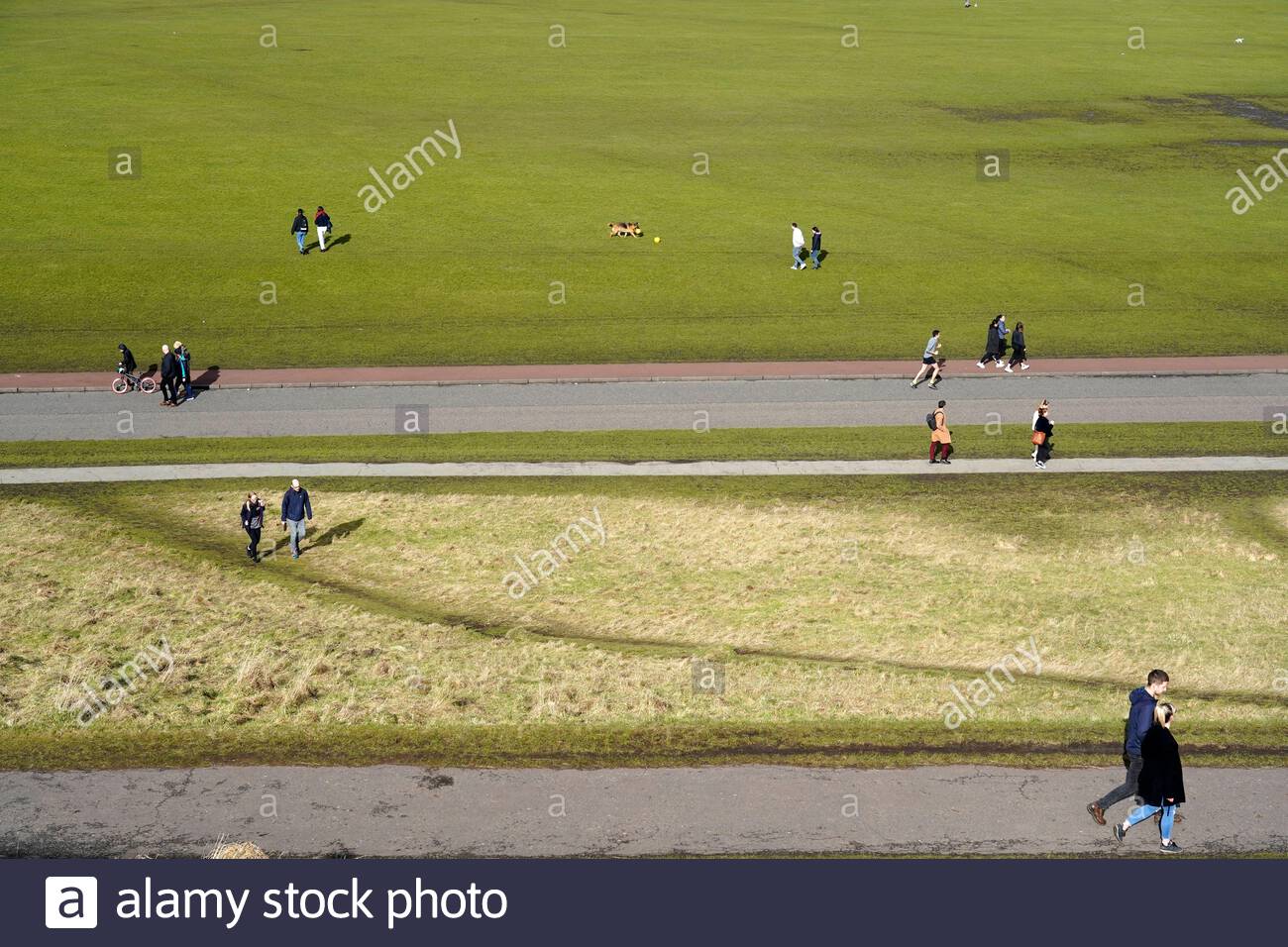 Edimburgo, Scozia, Regno Unito. 21 Feb 2021. Le persone che si godono il sole e all'aperto in Holyrood Park e Queens Drive. Credit: Craig Brown/Alamy Live News Foto Stock