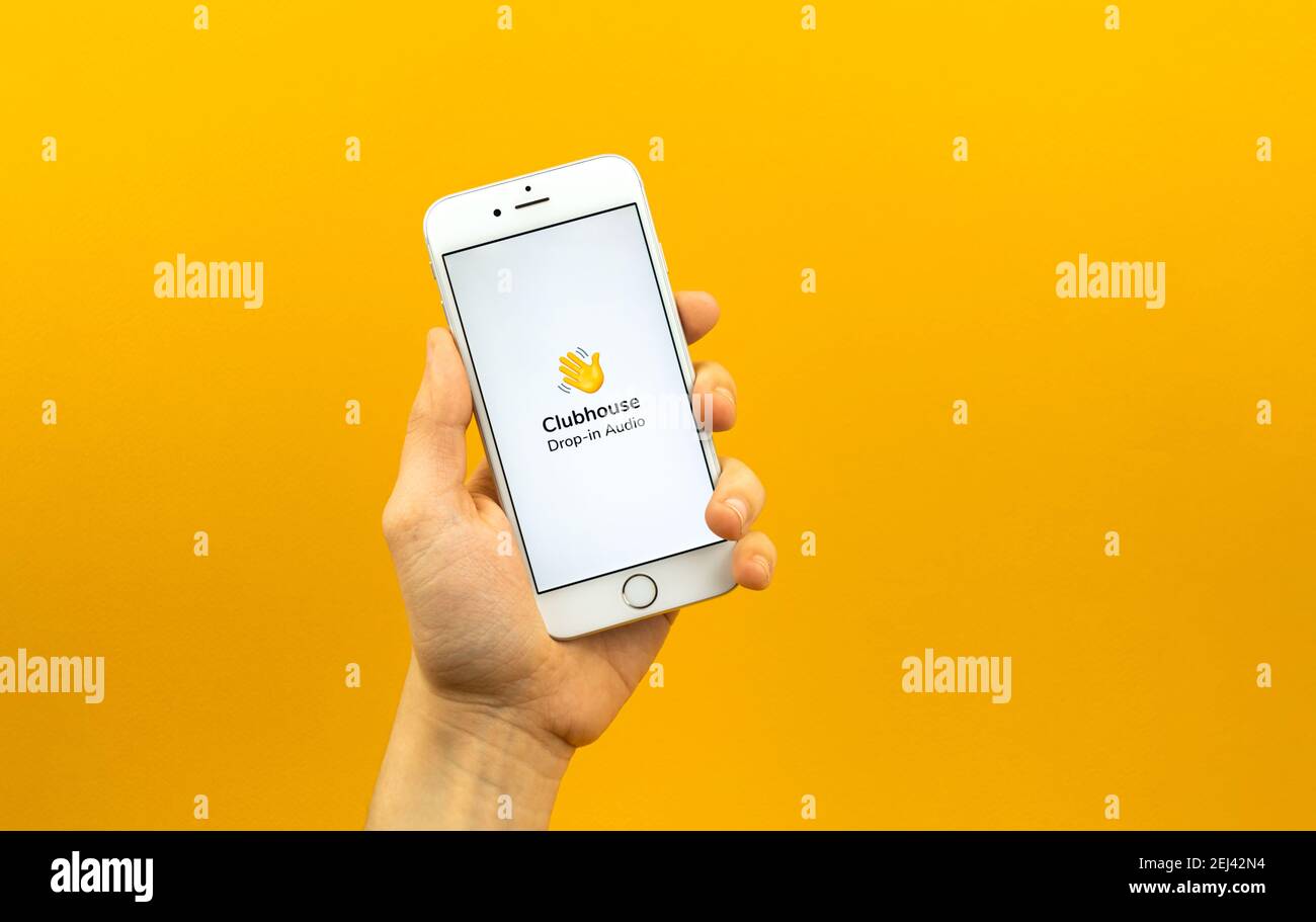 Kharkov, Ucraina - 21 febbraio 2021: Schermo titile dell'app clubhouse che è stato visualizzato su smartphone Apple iPhone, isolato, spazio di copia, sfondo giallo p Foto Stock