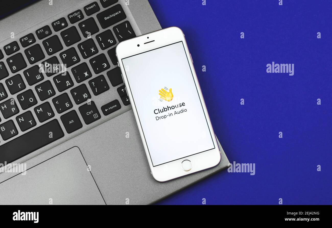 Kharkov, Ucraina - 21 febbraio 2021: Schermata del titolo dell'applicazione Clubhouse, nuovo social network su smartphone Apple iPhone, concetto di spazio di lavoro, spazio di copia Foto Stock
