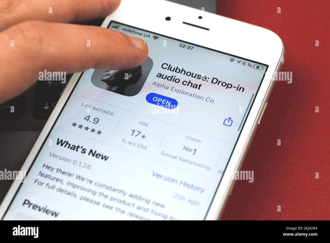 Kharkov, Ucraina - 21 febbraio 2021: Nuova app social media più popolare Clubhouse Drop in Audio chat su smartphone Apple, primo piano foto Foto Stock