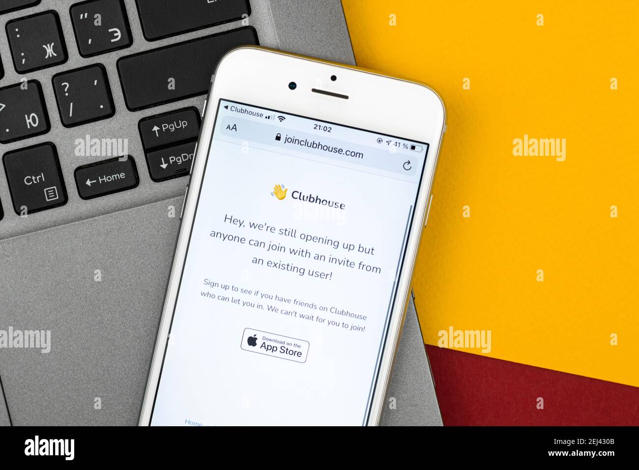 Kharkov, Ucraina - 21 febbraio 2021: Invito, invito schermo in Clubhouse Drop in applicazione Audio chat su Apple iPhone smartphone, foto Foto Stock