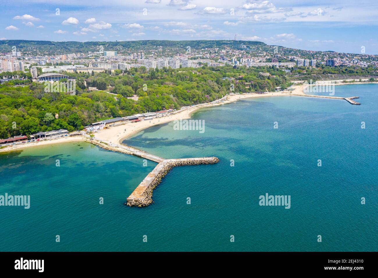 Molo in cemento su una spiaggia a Varna, Bulgaria Foto Stock