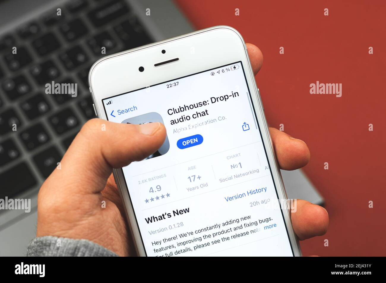 Kharkov, Ucraina - 21 febbraio 2021: Caduta clubhouse in applicazione Audio chat in AppStore su Apple iPhone smartphone foto Foto Stock