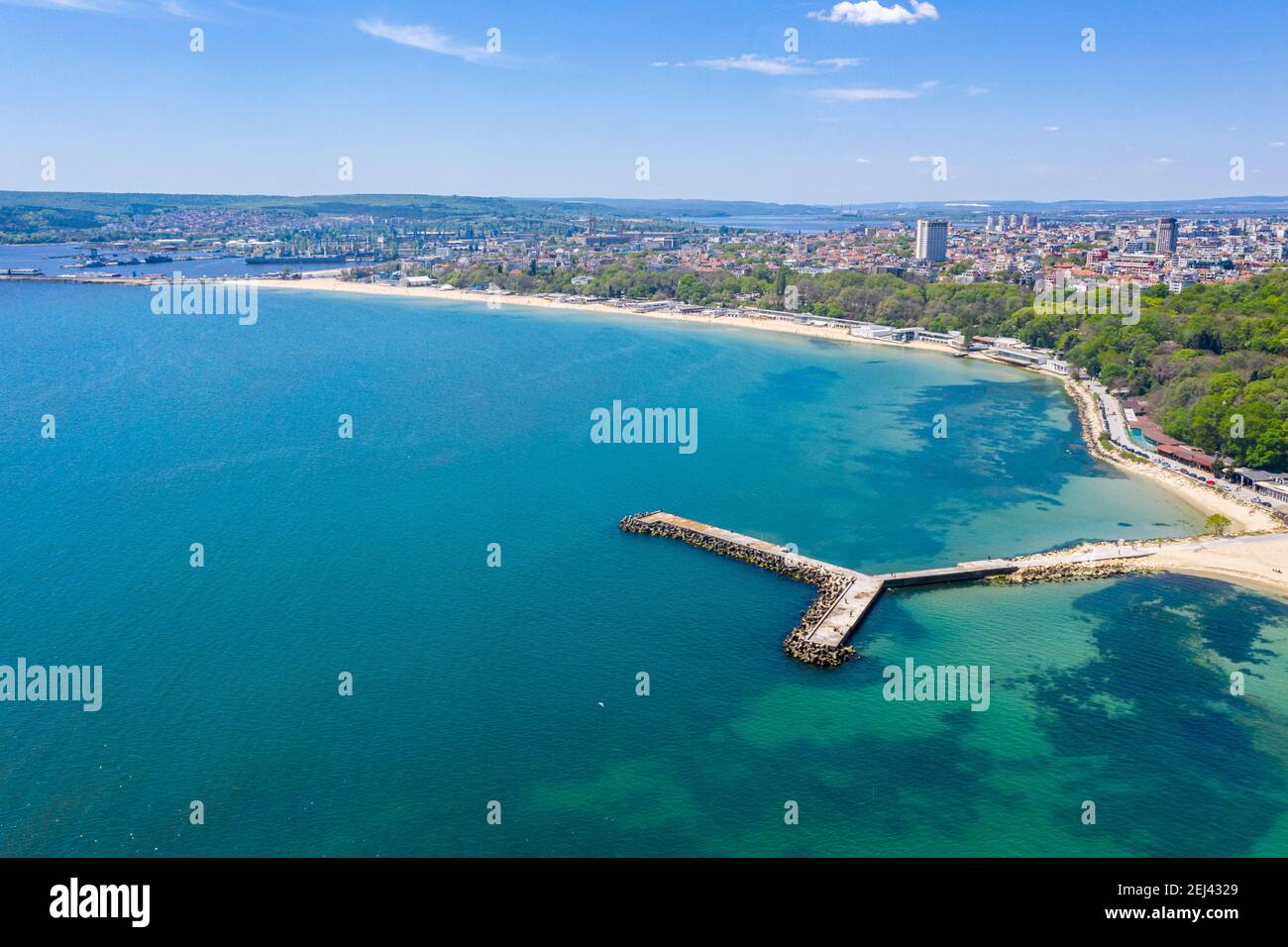Molo in cemento su una spiaggia a Varna, Bulgaria Foto Stock
