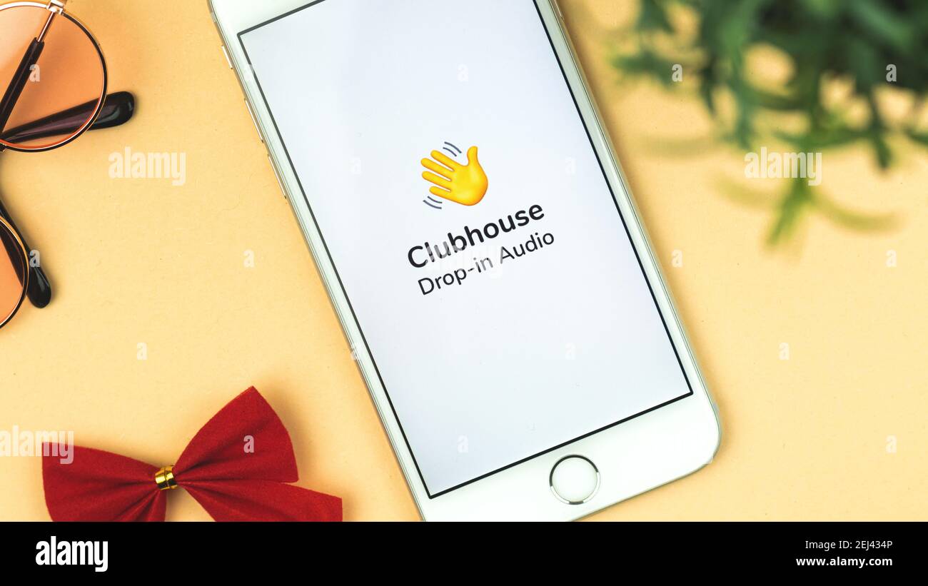 Kharkov, Ucraina - 21 febbraio 2021: App Clubhouse primo piano foto su Apple iPhone smartphone, banner foto Foto Stock