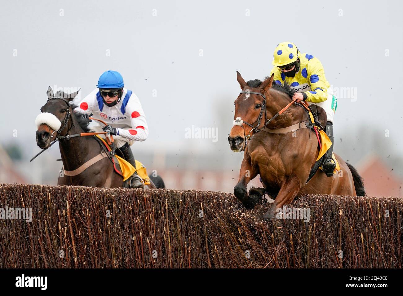 Secret Investor guidato da jockey Bryony Frost (a destra) libera l'ultimo a vincere Betfair Denman Chase all'ippodromo di Newbury. Data immagine: Domenica 21 febbraio 2021. Foto Stock