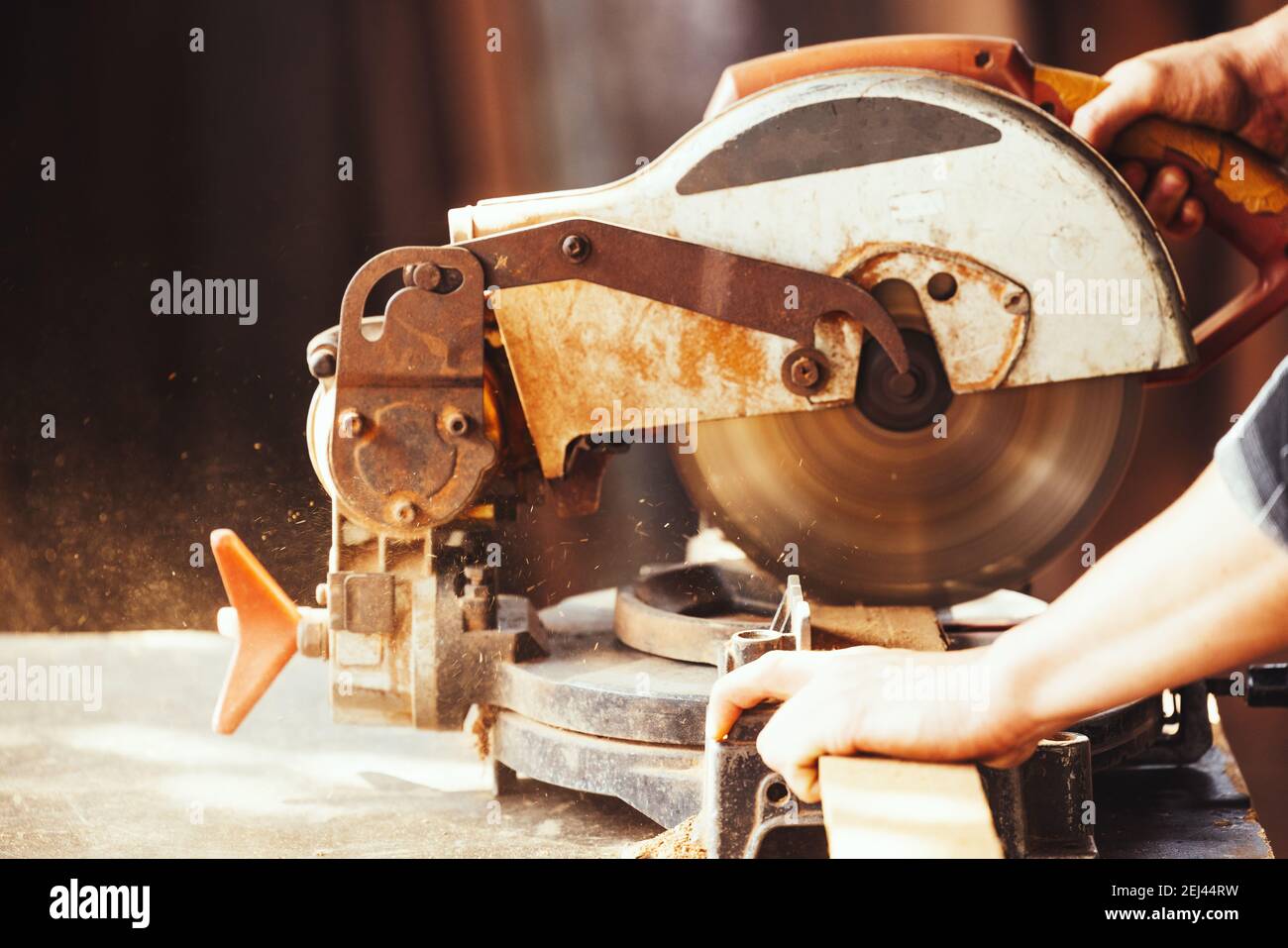 Uomo carpentiere caucasico taglio legno con sega circolare creazione di nuovo mobili Foto Stock