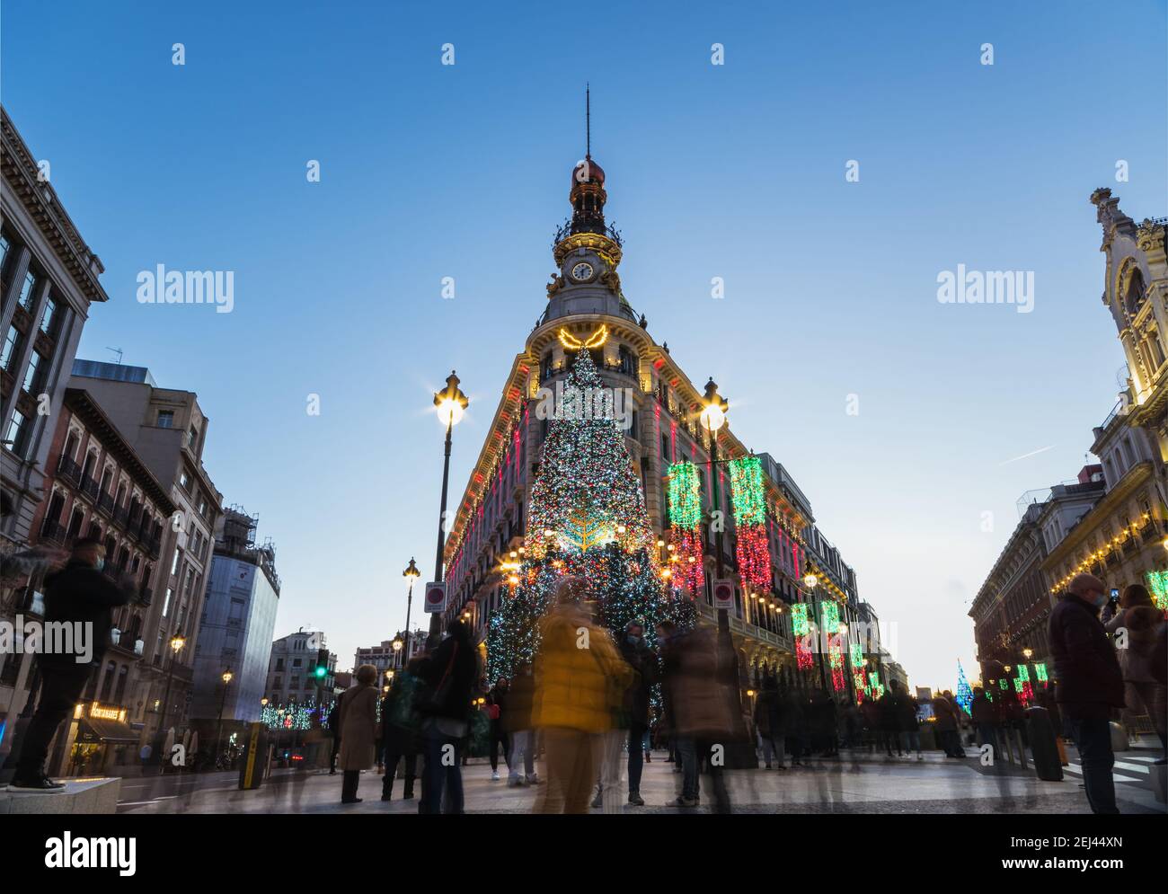 MADRID - 26 DICEMBRE 2020: Ampio panorama del complesso Centro Canalejas di Madrid, recentemente ristrutturato, illuminato dalle decorazioni natalizie Foto Stock