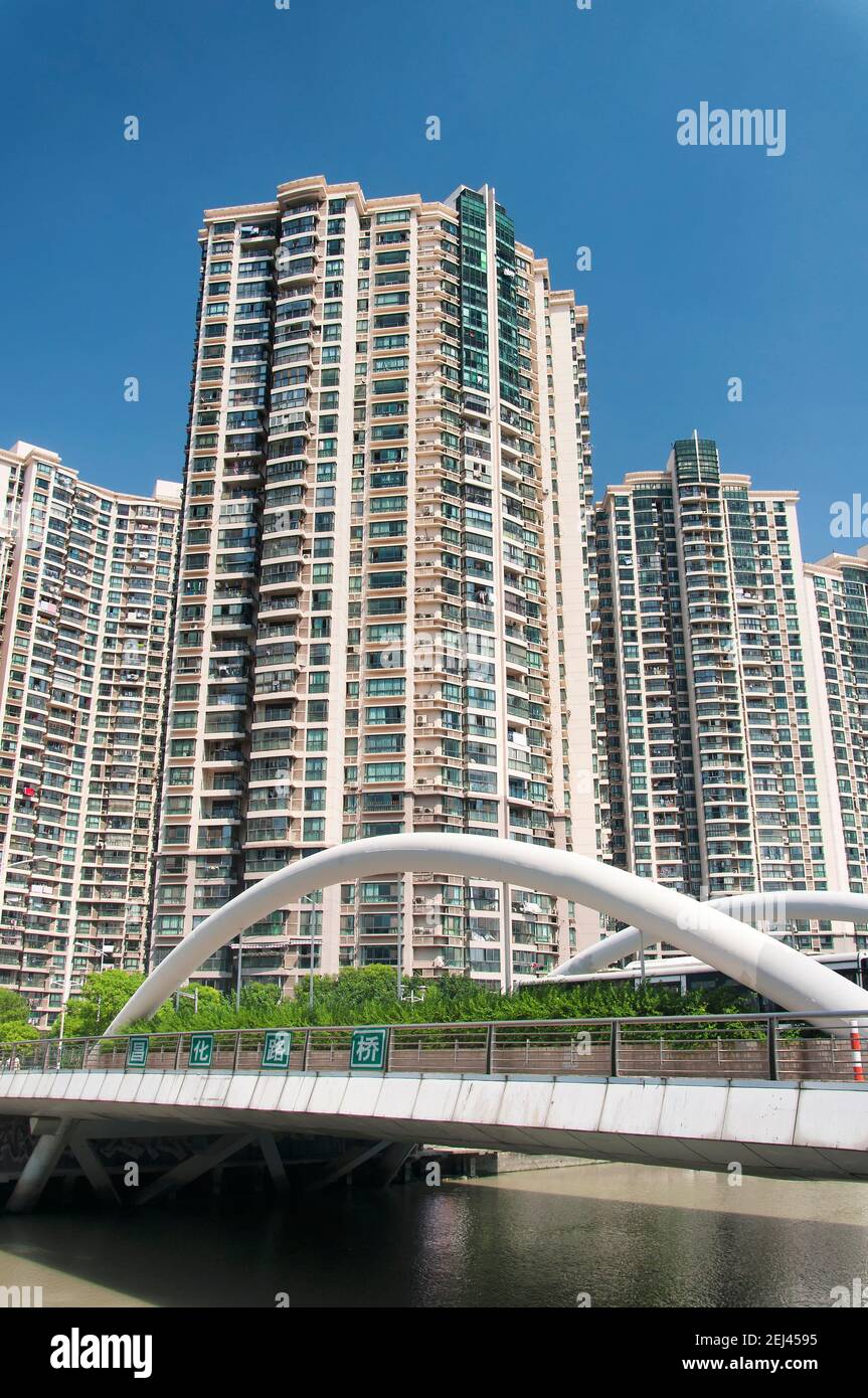 Chang hua Lu Qiao ponte con uno sfondo complesso di appartamenti nella città di suzhou cina su un cielo senza nuvole giorno nella provincia di jiangsu. Caratteri chang Foto Stock