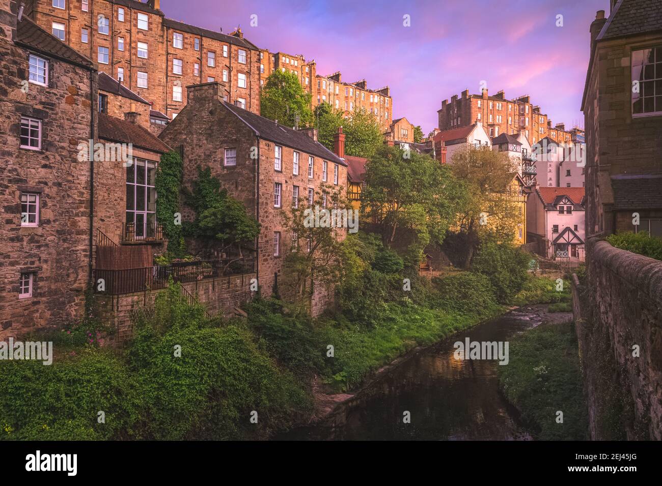 Un vivace tramonto colorato o una vista all'alba del centro storico di Dean Village e delle acque di Leith a Edimburgo, Scozia in primavera. Foto Stock