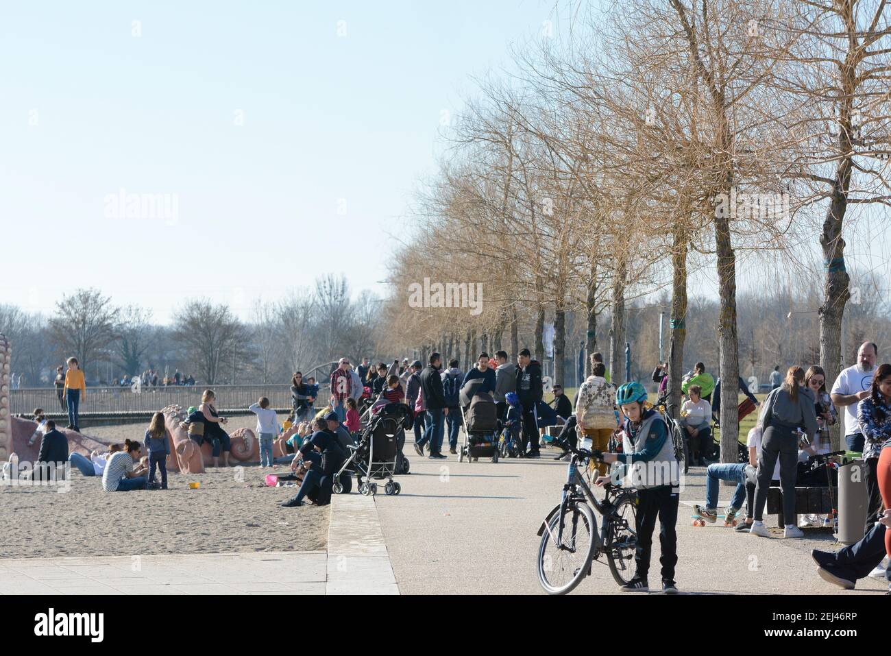 Lahr, Baden-Wuerttemberg, Germania, 21 febbraio 2021: Seepark, parte dello spettacolo orticolo statale del 2018, il primo giorno di primavera. Sul lungomare - a causa del gran numero di persone - le norme sulla distanza e le norme igieniche della corona pandemia sono infrante. Credit: Endrik Baubles/Alamy Live News Foto Stock