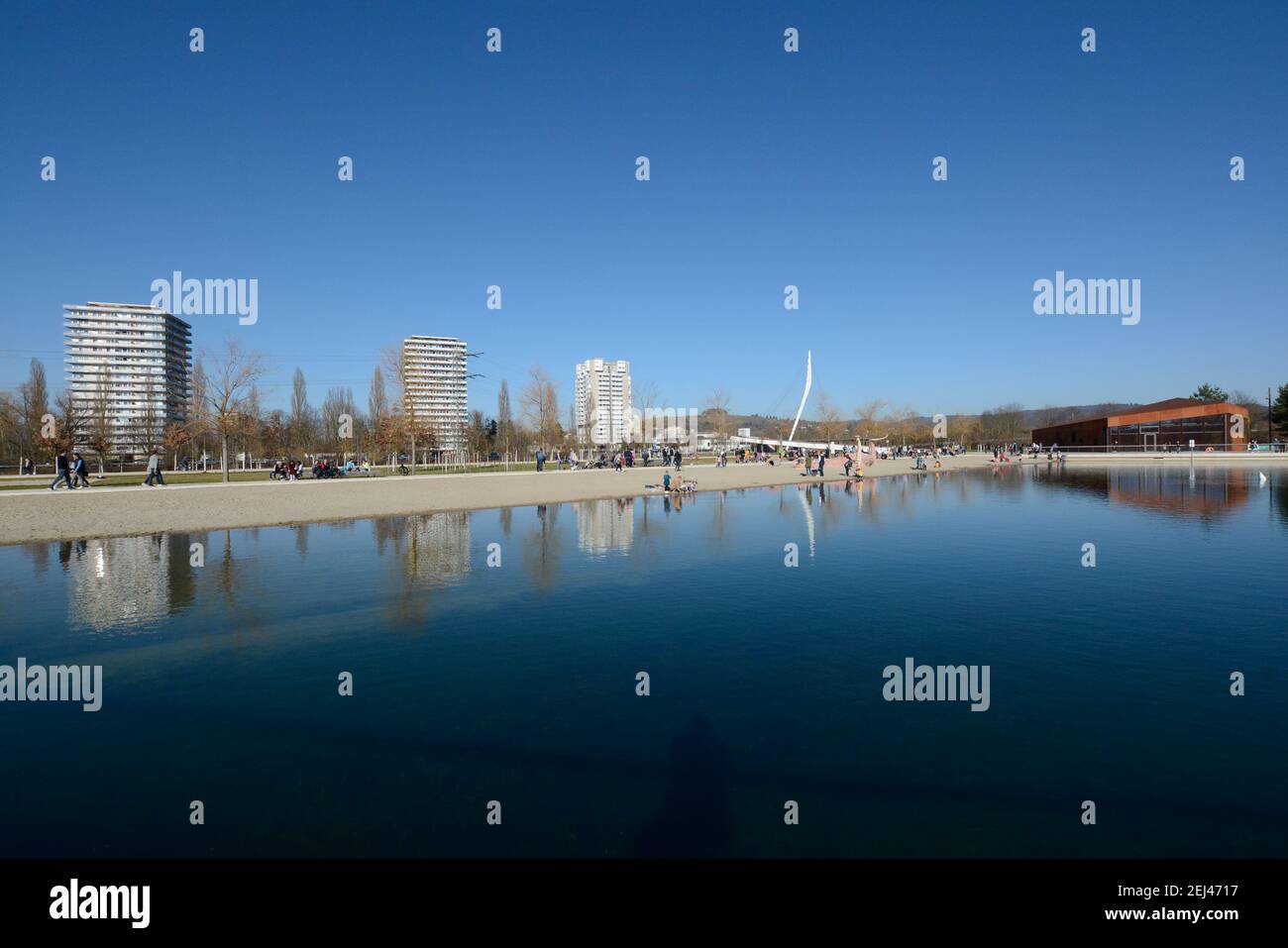 Lahr, Baden-Wuerttemberg, Germania, 21 febbraio 2021: Seepark, parte dello spettacolo orticolo statale del 2018, il primo giorno di primavera. Sul lungomare - a causa del gran numero di persone - le norme sulla distanza e le norme igieniche della corona pandemia sono infrante. Credit: Endrik Baubles/Alamy Live News Foto Stock