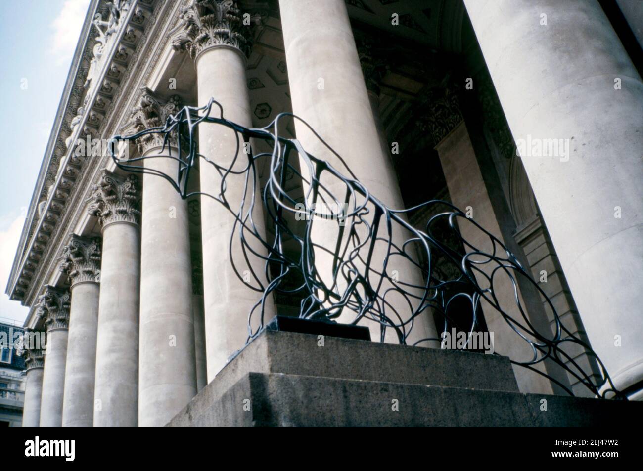 Una scultura in acciaio del 1993, ‘Bear’ di Marcel Baettig, nella città di Londra, Inghilterra, Regno Unito 1993. Questo faceva parte della ‘Arte nella Città’ del 1993 e mirava a mettere la scultura tra gli spazi verdi e la caratteristica architettura della Città di Londra. Entrambe le parole bull e Bear sono parole strettamente legate al mercato azionario di Londra. Marcel Baettig ha fondato nel 1995 l’impresa sociale ‘Bow Arts’, creando un modello sostenibile per il sostegno agli artisti e all’istruzione artistica. Foto Stock