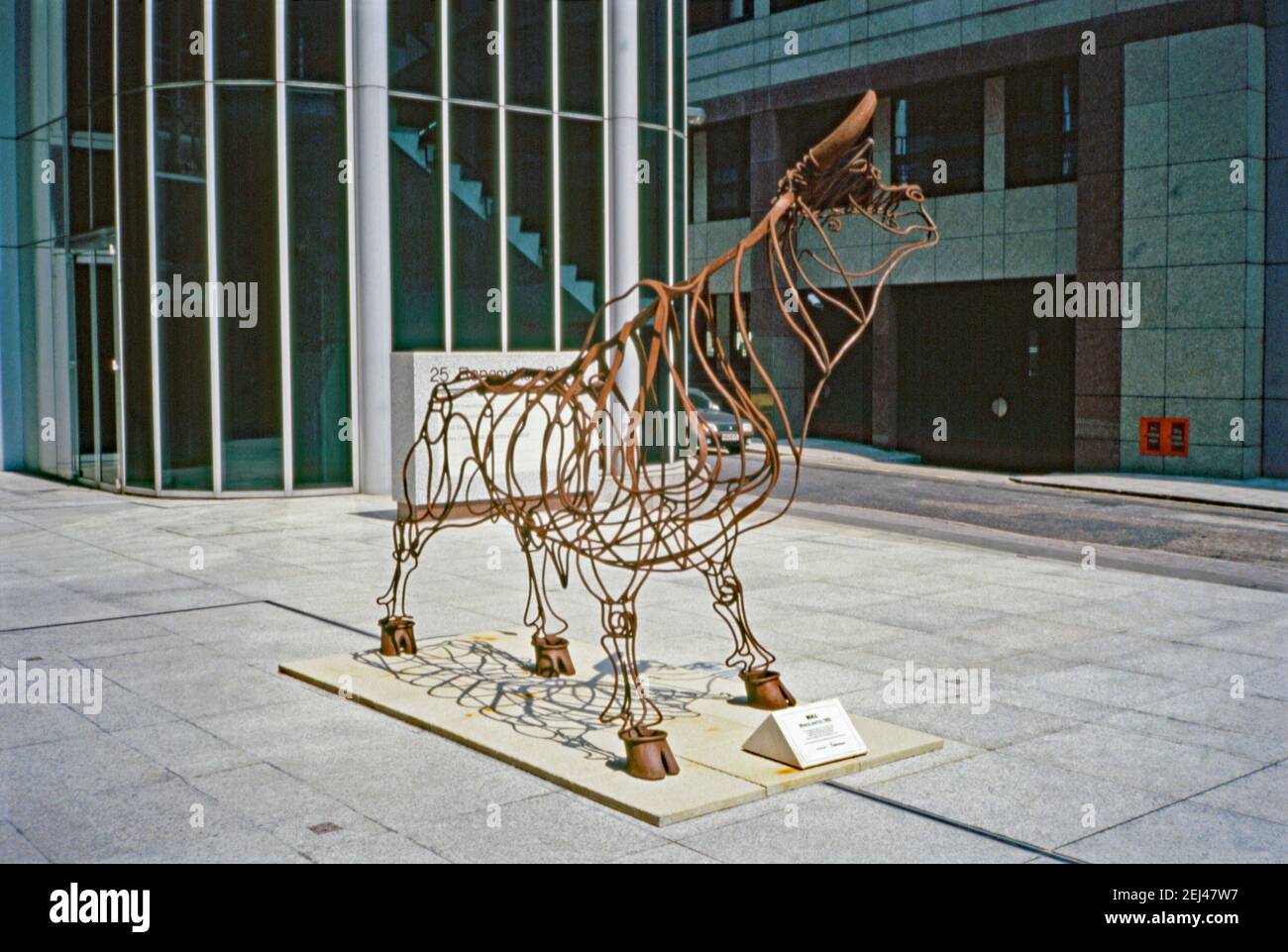 Una scultura in acciaio del 1992, ‘Bull’ di Marcel Baettig, nella città di Londra, Inghilterra, Regno Unito 1993. Questo faceva parte della ‘Arte nella Città’ del 1993 e mirava a mettere la scultura tra gli spazi verdi e la caratteristica architettura della Città di Londra. Entrambe le parole bull e Bear sono parole strettamente legate al mercato azionario di Londra. Marcel Baettig ha fondato nel 1995 l’impresa sociale ‘Bow Arts’, creando un modello sostenibile per il sostegno agli artisti e all’istruzione artistica. Foto Stock