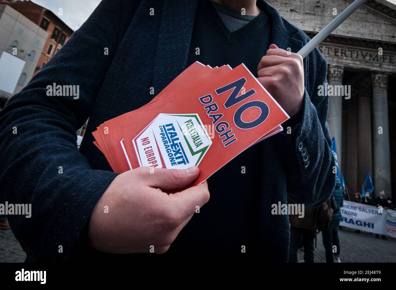 Roma, Italia. 17 Feb 2021. Gli attivisti dell'ex movimento M5S Gianluigi Zagone manifestano in Piazza del Pantheon contro il primo ministro Mario Draghi e l'Europa. (Foto di Andrea Ronchini/Pacific Press/Sipa USA) Credit: Sipa USA/Alamy Live News Foto Stock