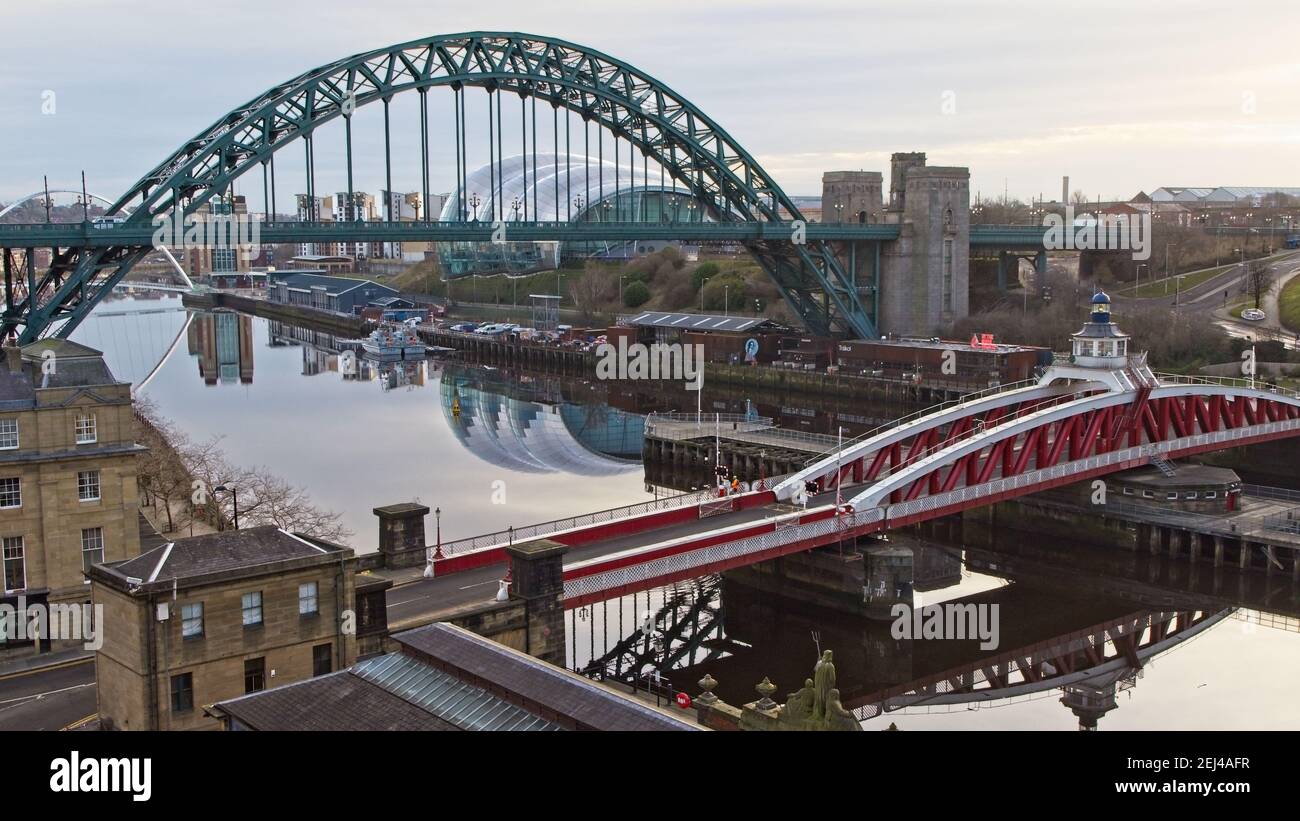 L'iconico ponte Tyne Bridge e Swing Bridge attraversano il fiume Tyne scherzando Newcastle e Gateshead in Tyne e indossare. Catturato dal ponte ad alto livello. Foto Stock