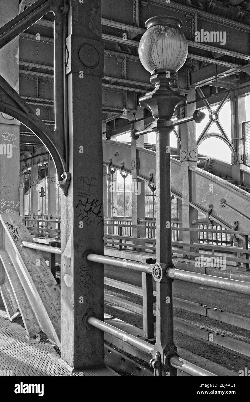 Immagine in bianco e nero di un vecchio lampione che illumina la strada e l'atway attraverso l'High Level Bridge di Newcastle, Tyne e Wear. Foto Stock