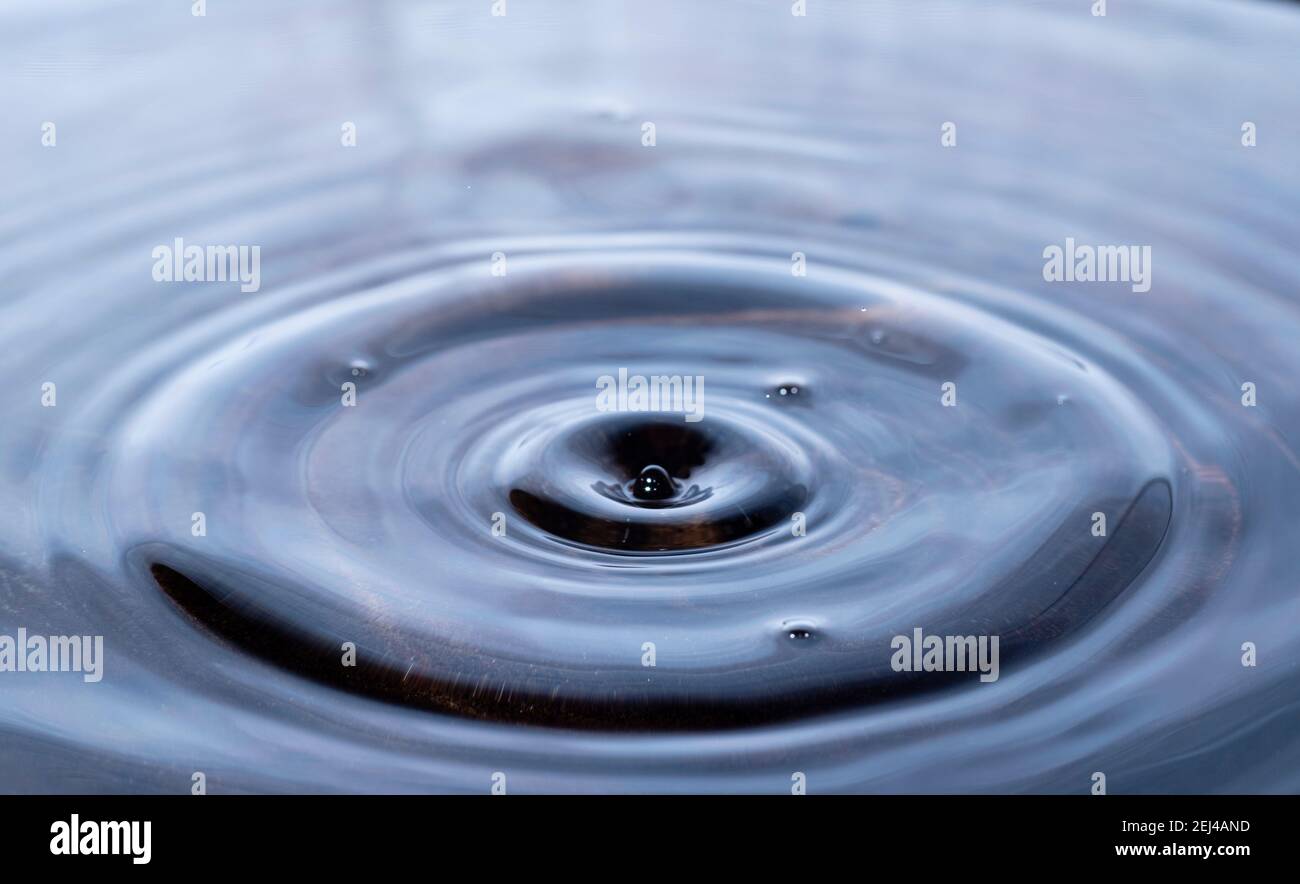 superficie increspata di acqua dopo una caduta Foto Stock